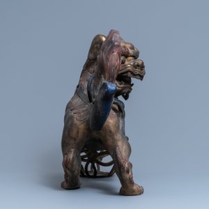 Une paire de grands modèles de lions bouddhistes en bronze doré et laqué, Chine, 19ème — photo 5
