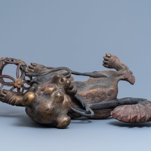 Une paire de grands modèles de lions bouddhistes en bronze doré et laqué, Chine, 19ème — photo 6