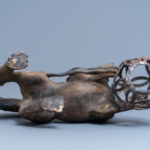 Une paire de grands modèles de lions bouddhistes en bronze doré et laqué, Chine, 19ème — photo 7
