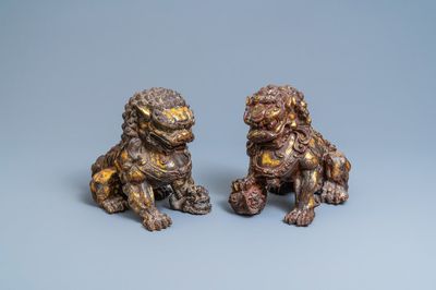 Une paire de grands modèles de lions bouddhistes en fer laqué et doré, Chine, 18/19ème