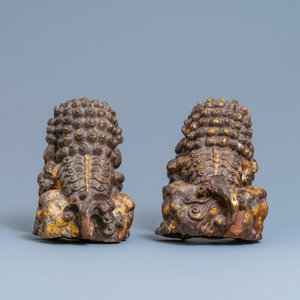 Une paire de grands modèles de lions bouddhistes en fer laqué et doré, Chine, 18/19ème — photo 3