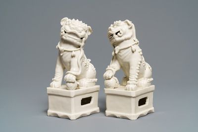 Une paire de grands modèles de lions bouddhistes en porcelaine blanc de Chine de Dehua, Kangxi