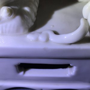 Une paire de grands modèles de lions bouddhistes en porcelaine blanc de Chine de Dehua, Kangxi — photo 14