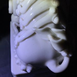 Une paire de grands modèles de lions bouddhistes en porcelaine blanc de Chine de Dehua, Kangxi — photo 16