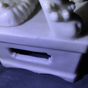 Une paire de grands modèles de lions bouddhistes en porcelaine blanc de Chine de Dehua, Kangxi — photo 18