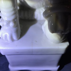 Une paire de grands modèles de lions bouddhistes en porcelaine blanc de Chine de Dehua, Kangxi — photo 20