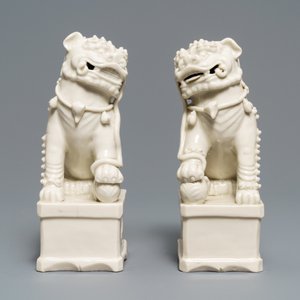 Une paire de grands modèles de lions bouddhistes en porcelaine blanc de Chine de Dehua, Kangxi — photo 3