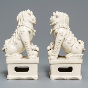 Une paire de grands modèles de lions bouddhistes en porcelaine blanc de Chine de Dehua, Kangxi — photo 4
