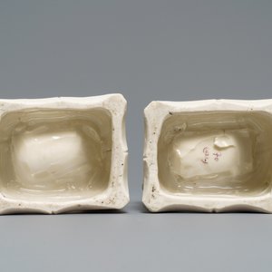 Une paire de grands modèles de lions bouddhistes en porcelaine blanc de Chine de Dehua, Kangxi — photo 6