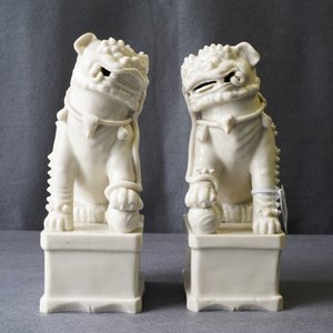Une paire de grands modèles de lions bouddhistes en porcelaine blanc de Chine de Dehua, Kangxi — photo 8