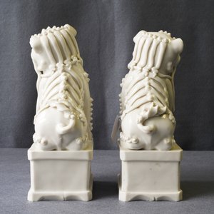 Une paire de grands modèles de lions bouddhistes en porcelaine blanc de Chine de Dehua, Kangxi — photo 9