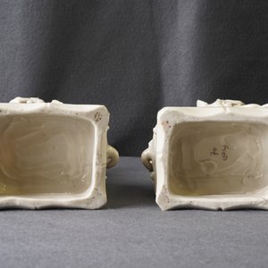 Une paire de grands modèles de lions bouddhistes en porcelaine blanc de Chine de Dehua, Kangxi — photo 10