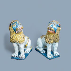 Une paire de grands modèles de lions en faïence polychrome de Rouen, France, 18ème — photo 1