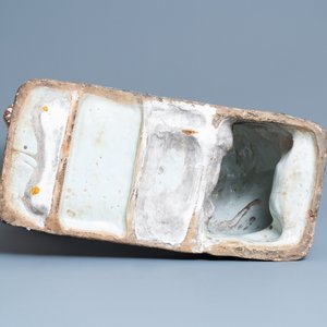 Une paire de grands modèles de lions en faïence polychrome de Rouen, France, 18ème — photo 13