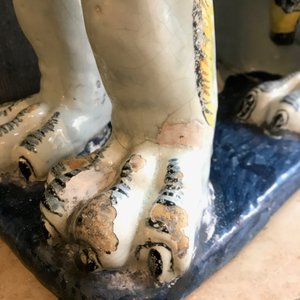 Une paire de grands modèles de lions en faïence polychrome de Rouen, France, 18ème — photo 17