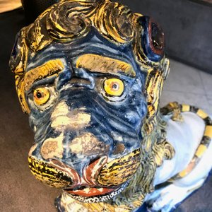 Une paire de grands modèles de lions en faïence polychrome de Rouen, France, 18ème — photo 18