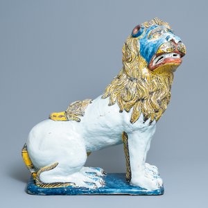 Une paire de grands modèles de lions en faïence polychrome de Rouen, France, 18ème — photo 2