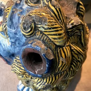 Une paire de grands modèles de lions en faïence polychrome de Rouen, France, 18ème — photo 31
