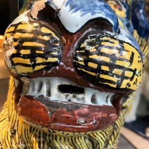 Une paire de grands modèles de lions en faïence polychrome de Rouen, France, 18ème — photo 32