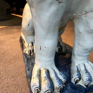 Une paire de grands modèles de lions en faïence polychrome de Rouen, France, 18ème — photo 34