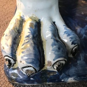 Une paire de grands modèles de lions en faïence polychrome de Rouen, France, 18ème — photo 37