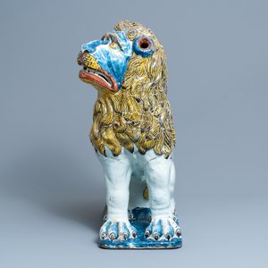 Une paire de grands modèles de lions en faïence polychrome de Rouen, France, 18ème — photo 4