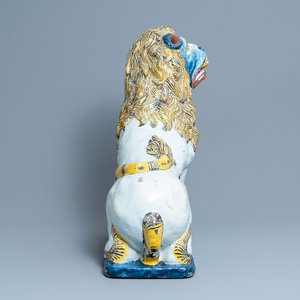 Une paire de grands modèles de lions en faïence polychrome de Rouen, France, 18ème — photo 5