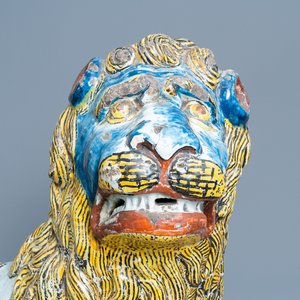 Une paire de grands modèles de lions en faïence polychrome de Rouen, France, 18ème — photo 6