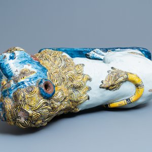 Une paire de grands modèles de lions en faïence polychrome de Rouen, France, 18ème — photo 8