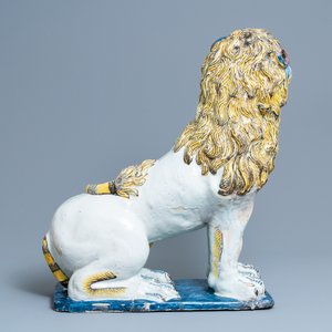 Une paire de grands modèles de lions en faïence polychrome de Rouen, France, 18ème — photo 10