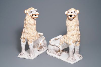Une paire de grands modèles de lions en faïence portugaise, 18ème