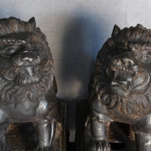 Une paire de grands modèles de lions en fer de fonte, marque et époque de Ming — photo 11