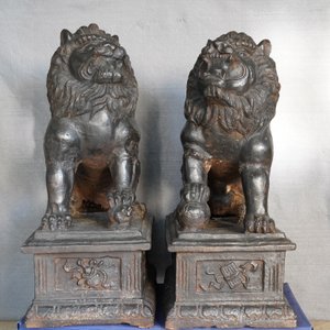 Une paire de grands modèles de lions en fer de fonte, marque et époque de Ming — photo 8