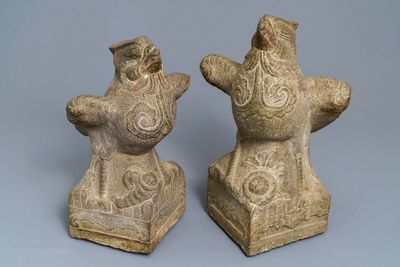 Une paire de grands modèles de phénix en pierre sculptée, Chine, Yuan ou Ming