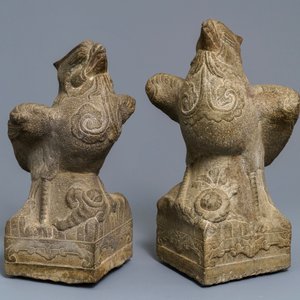 Une paire de grands modèles de phénix en pierre sculptée, Chine, Yuan ou Ming — photo 2