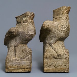 Une paire de grands modèles de phénix en pierre sculptée, Chine, Yuan ou Ming — photo 3
