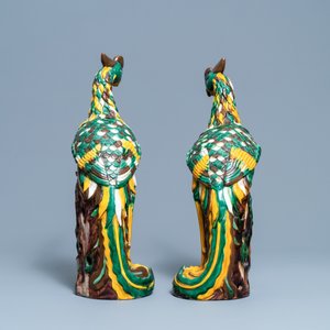 Une paire de grands modèles de phénix en porcelaine de Chine sancai, République — photo 4