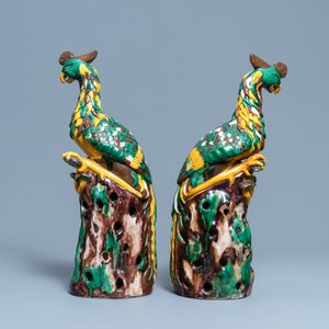 Une paire de grands modèles de phénix en porcelaine de Chine sancai, République — photo 5