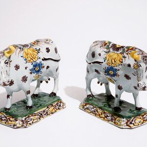 Une paire de grands modèles de vaches en faïence de Delft polychrome, 18ème — photo 1