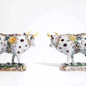 Une paire de grands modèles de vaches en faïence de Delft polychrome, 18ème — photo 4