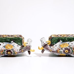 Une paire de grands modèles de vaches en faïence de Delft polychrome, 18ème — photo 6