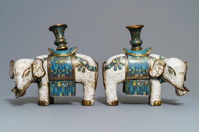 Une paire de grands modèles d'éléphants en émaux cloisonnés, Chine, 19ème