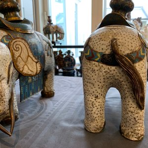 Une paire de grands modèles d'éléphants en émaux cloisonnés, Chine, 19ème — photo 11