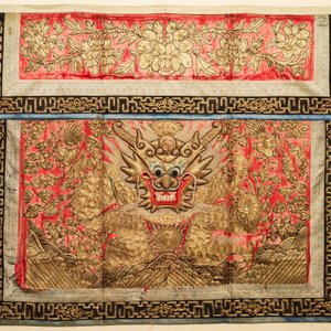 Une paire de grands panneaux de broderies de soie à décor de dragons, Chine, 19ème — photo 2