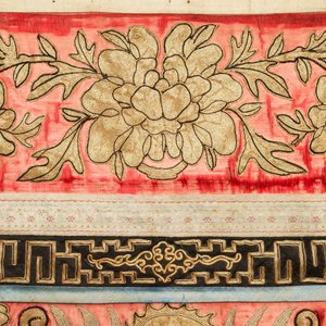 Une paire de grands panneaux de broderies de soie à décor de dragons, Chine, 19ème — photo 4