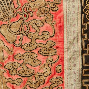 Une paire de grands panneaux de broderies de soie à décor de dragons, Chine, 19ème — photo 6
