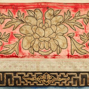 Une paire de grands panneaux de broderies de soie à décor de dragons, Chine, 19ème — photo 10