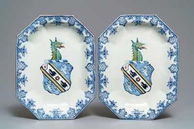 Une paire de grands plats armoriés en faïence polychrome de Delft, 18ème