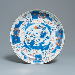 Une paire de grands plats en porcelaine de Chine de style Imari, Kangxi — photo 2