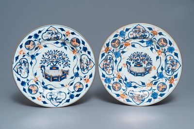 Une paire de grands plats en porcelaine de Chine de style Imari, Kangxi